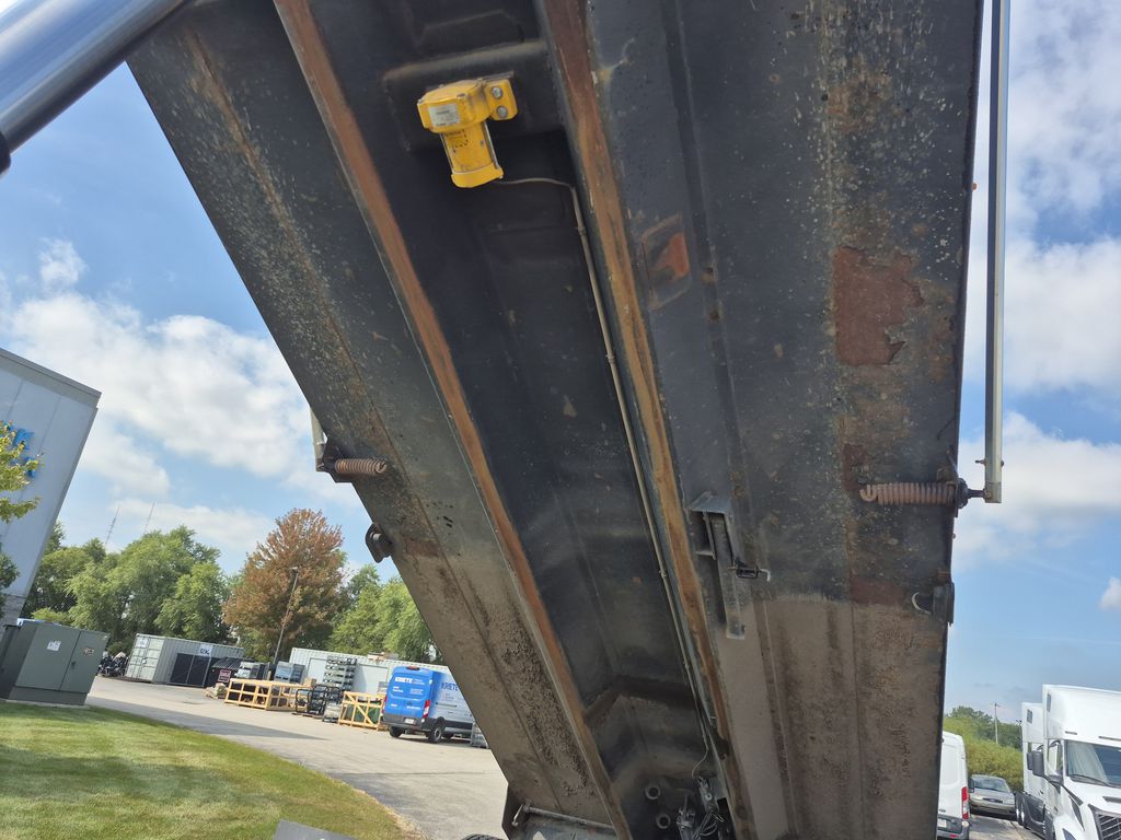 Slide images of 2022 MACK GR104BR
