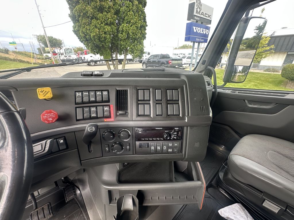 Slide images of 2021 VOLVO VNL64T