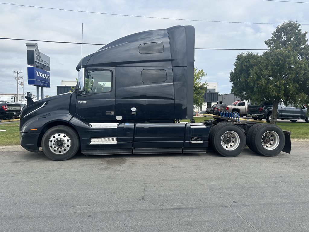 Slide images of 2021 VOLVO VNL64T