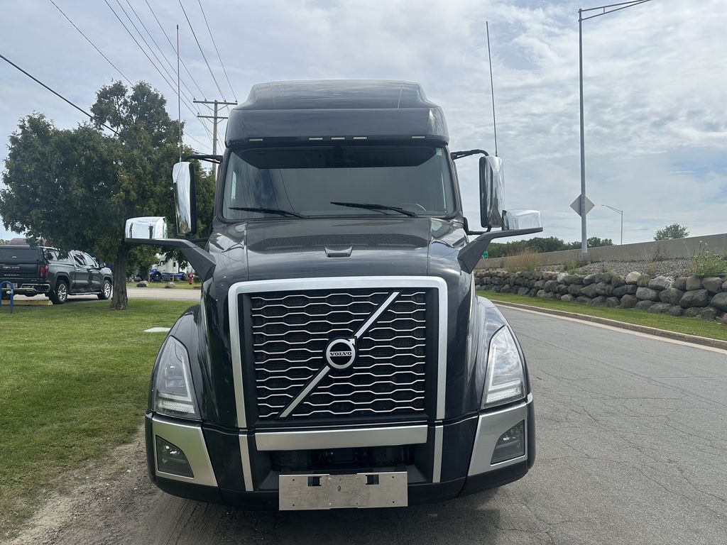 Slide images of 2021 VOLVO VNL64T