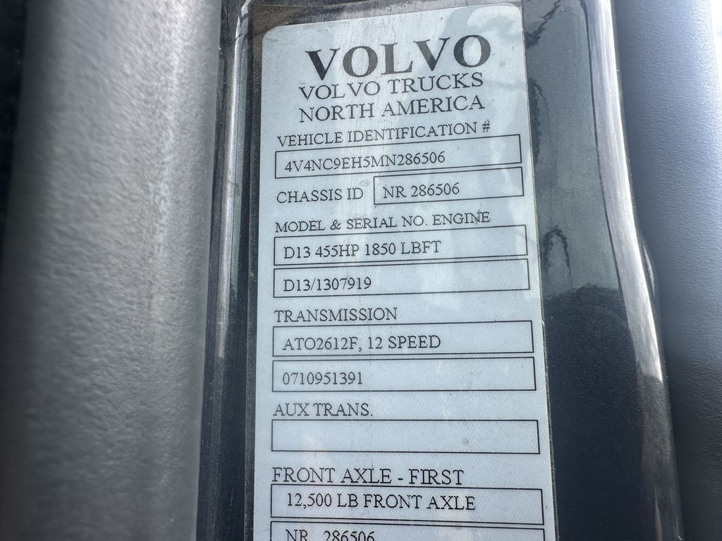 Slide images of 2021 VOLVO VNL64T