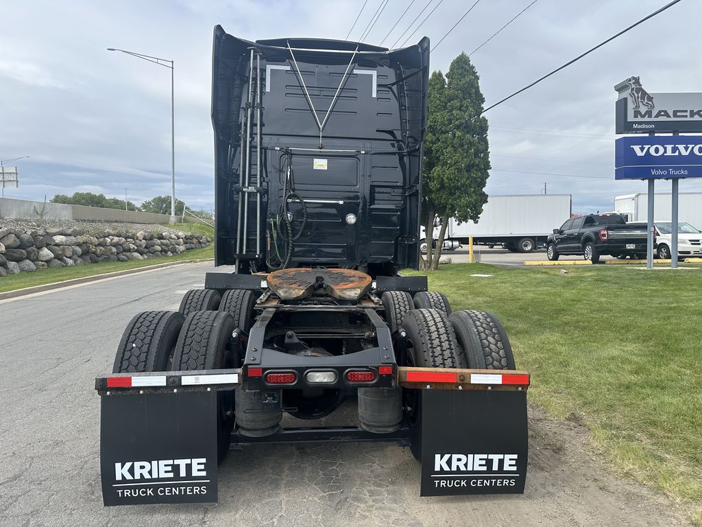 Slide images of 2021 VOLVO VNL64T