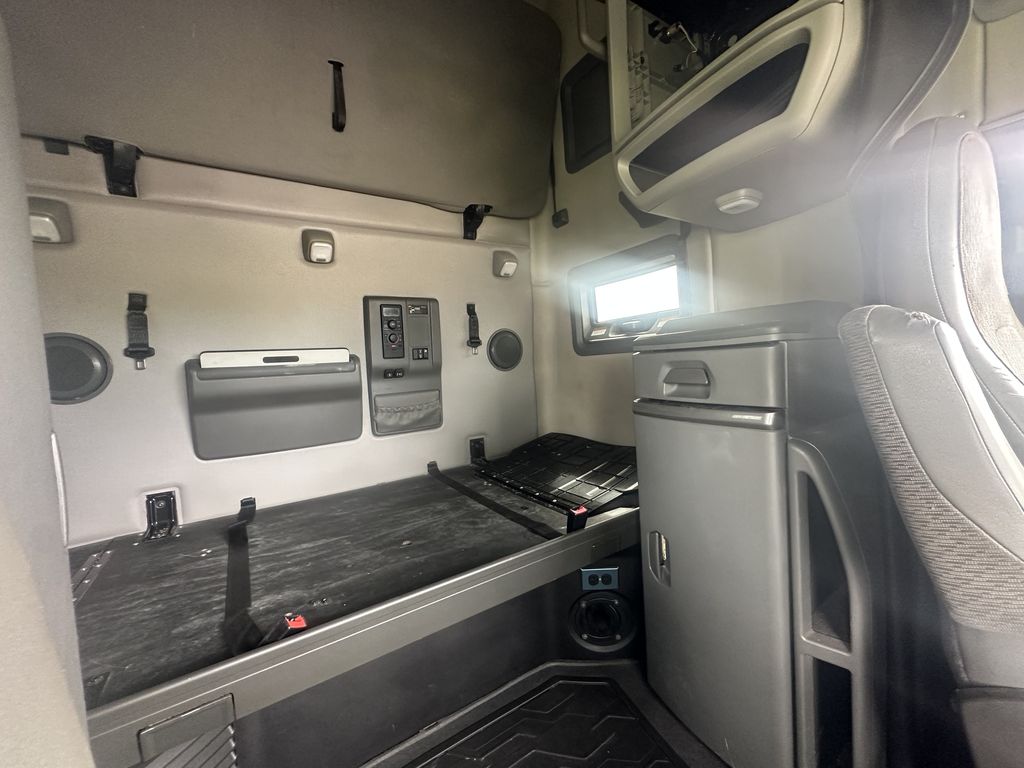 Slide images of 2021 VOLVO VNL64T