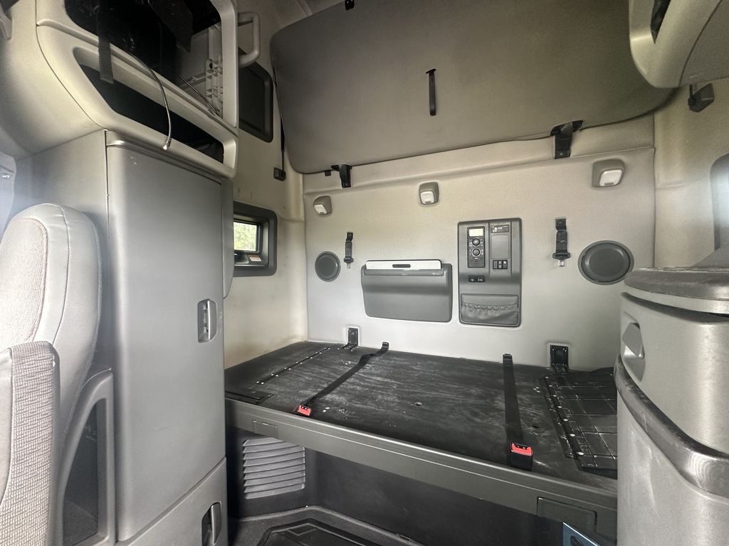 Slide images of 2021 VOLVO VNL64T