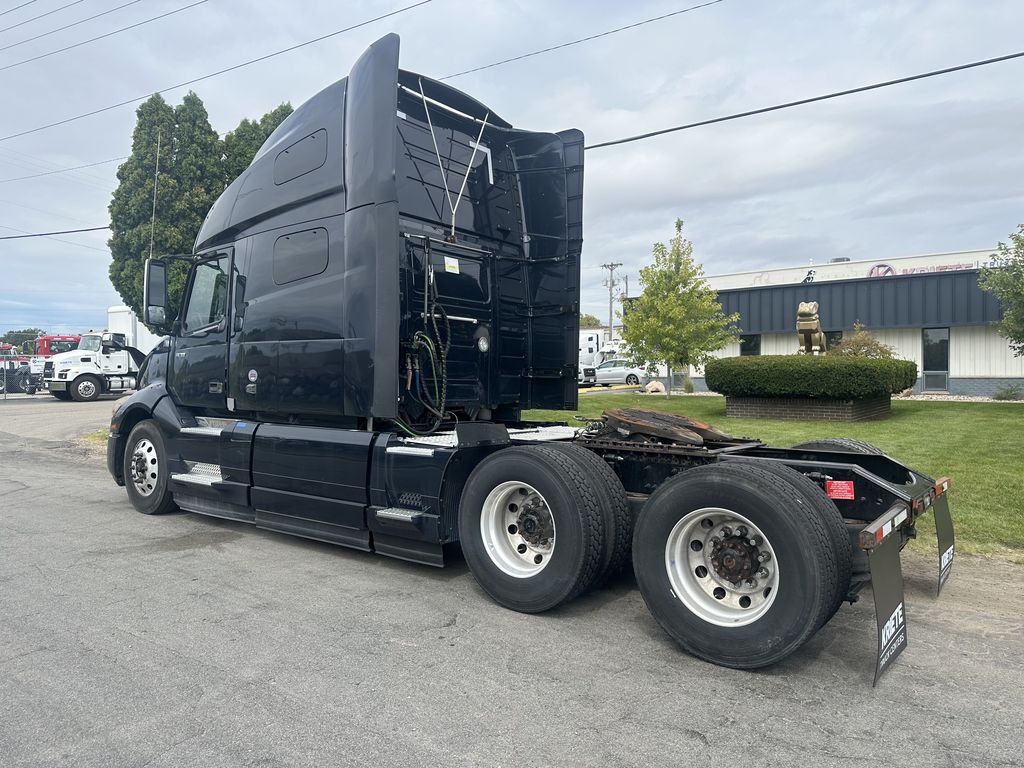 Slide images of 2021 VOLVO VNL64T