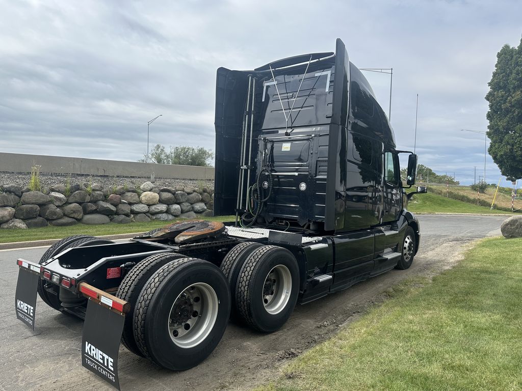 Slide images of 2021 VOLVO VNL64T