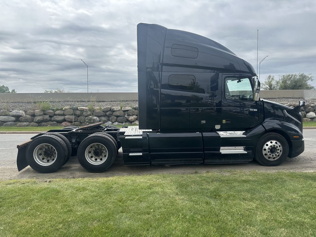 Slide images of 2021 VOLVO VNL64T