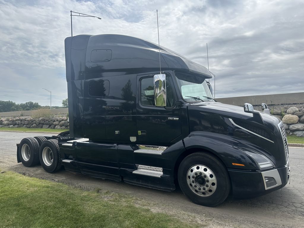 Slide images of 2021 VOLVO VNL64T