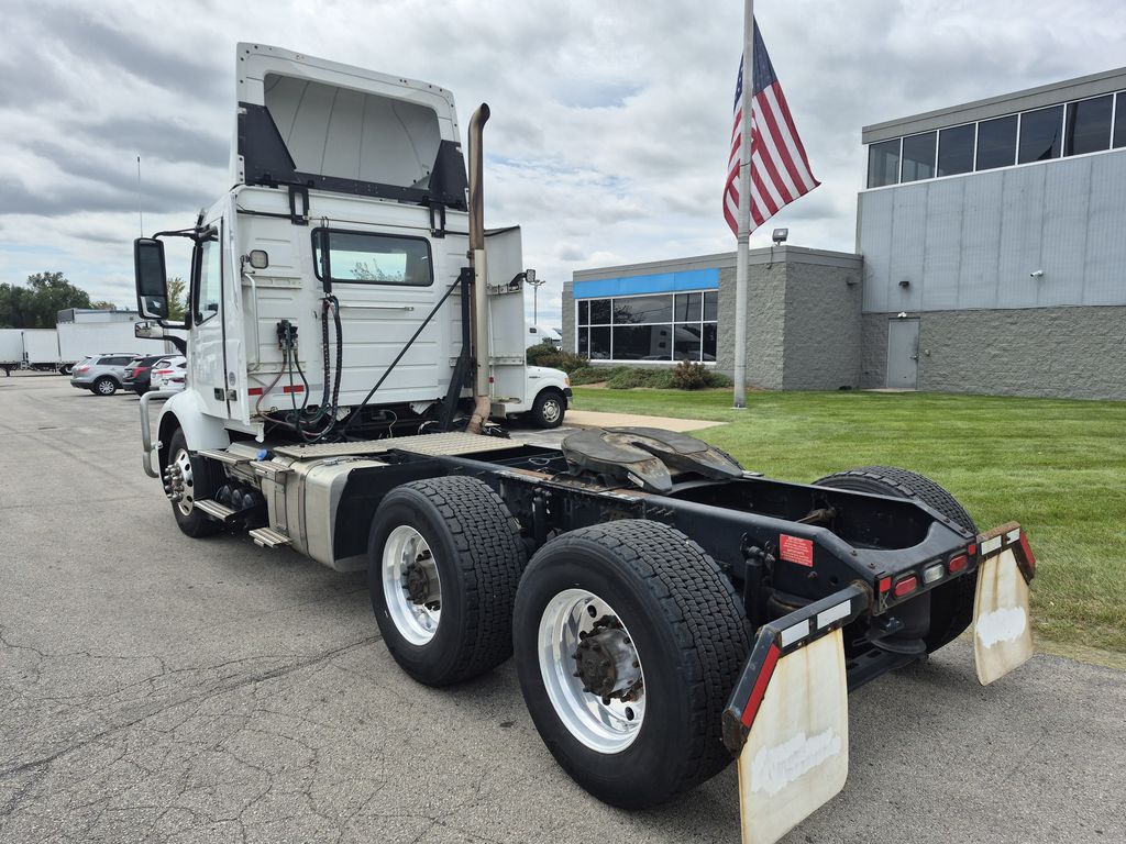 Slide images of 2020 VOLVO VNR