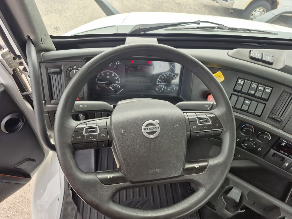 Slide images of 2020 VOLVO VNR