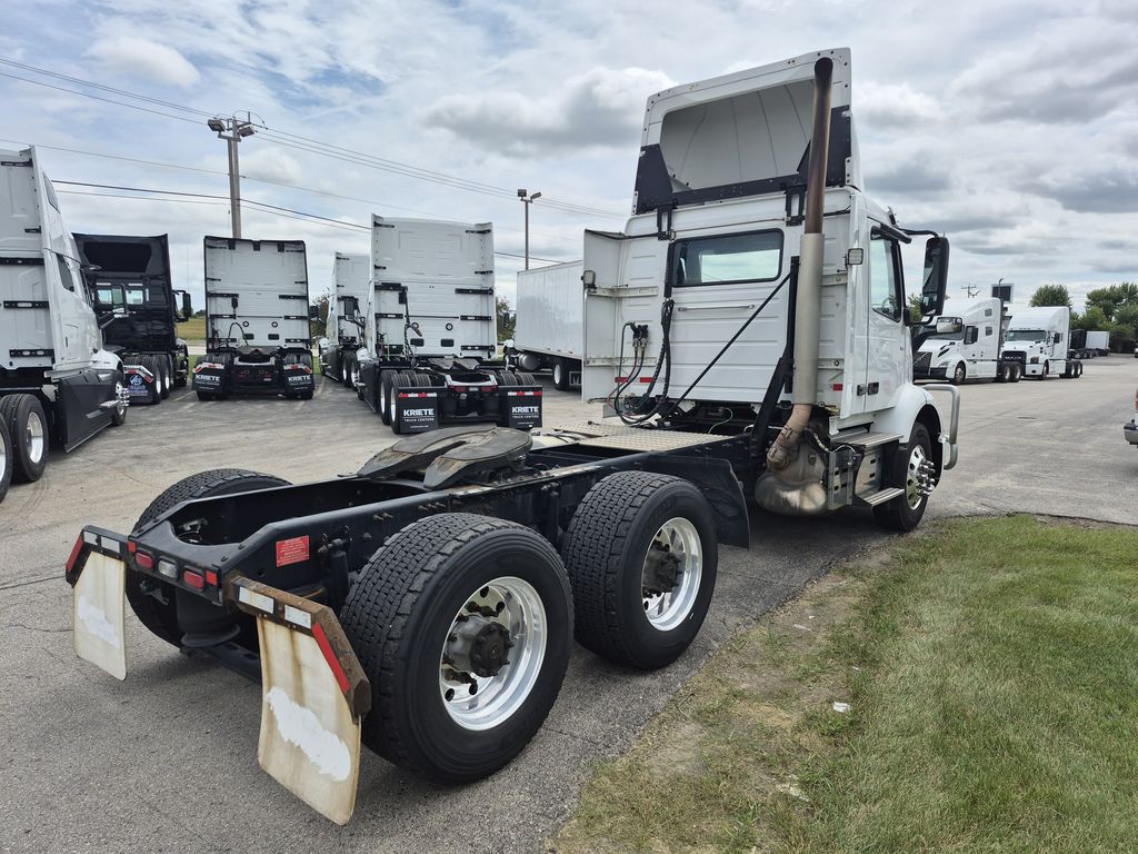 Slide images of 2020 VOLVO VNR