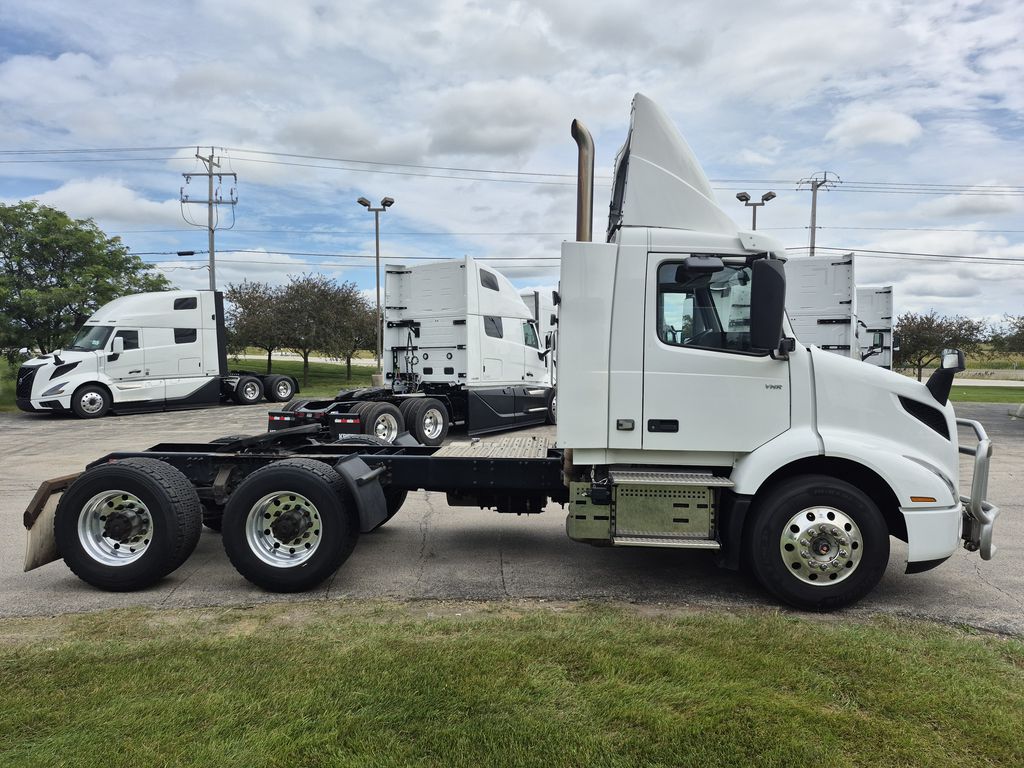 Slide images of 2020 VOLVO VNR