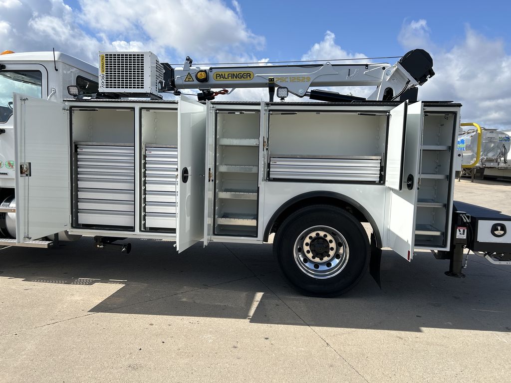 Slide images of 2025 MACK MD742