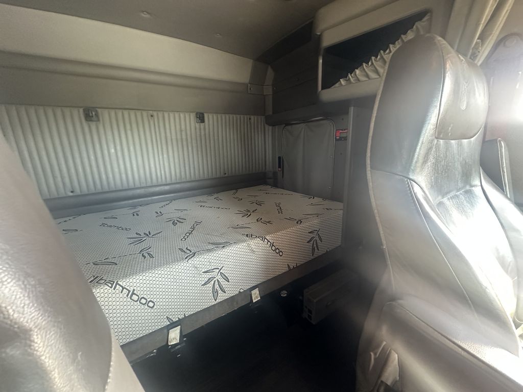 Slide images of 2020 KENWORTH T800B