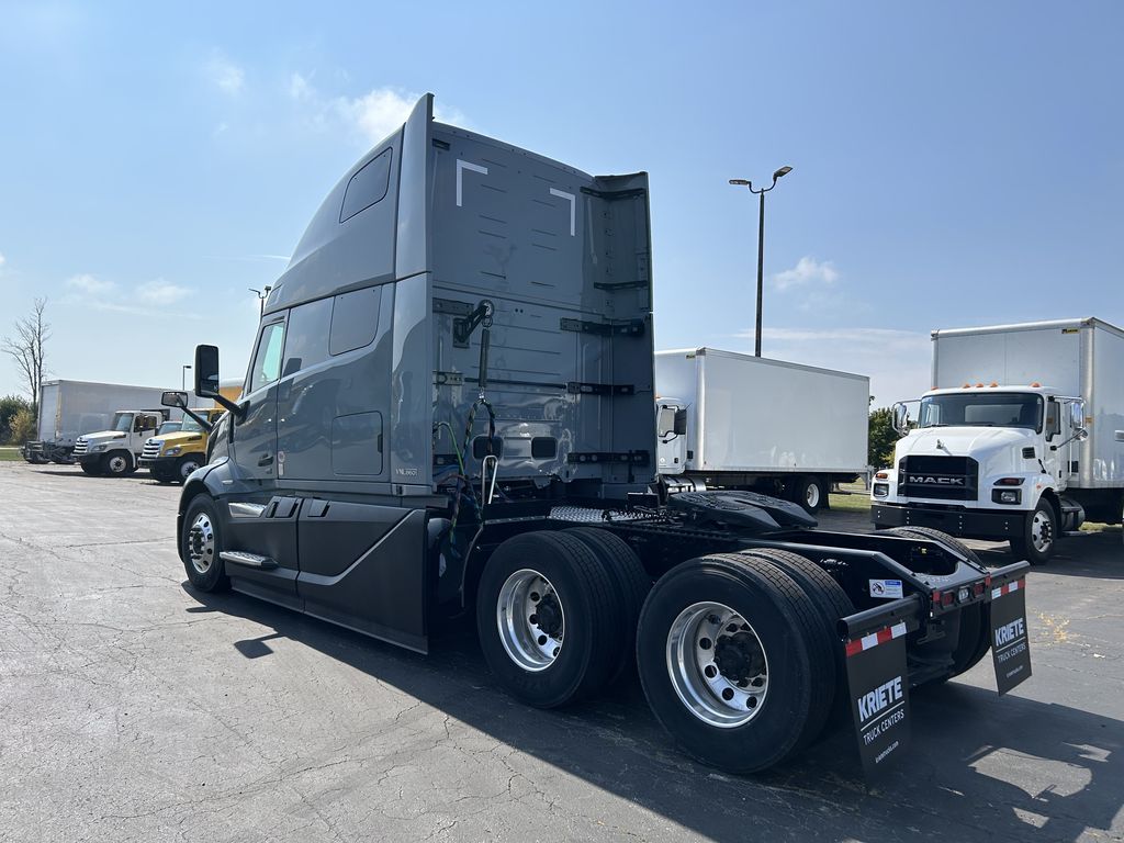 Slide images of 2026 VOLVO VNL64T860
