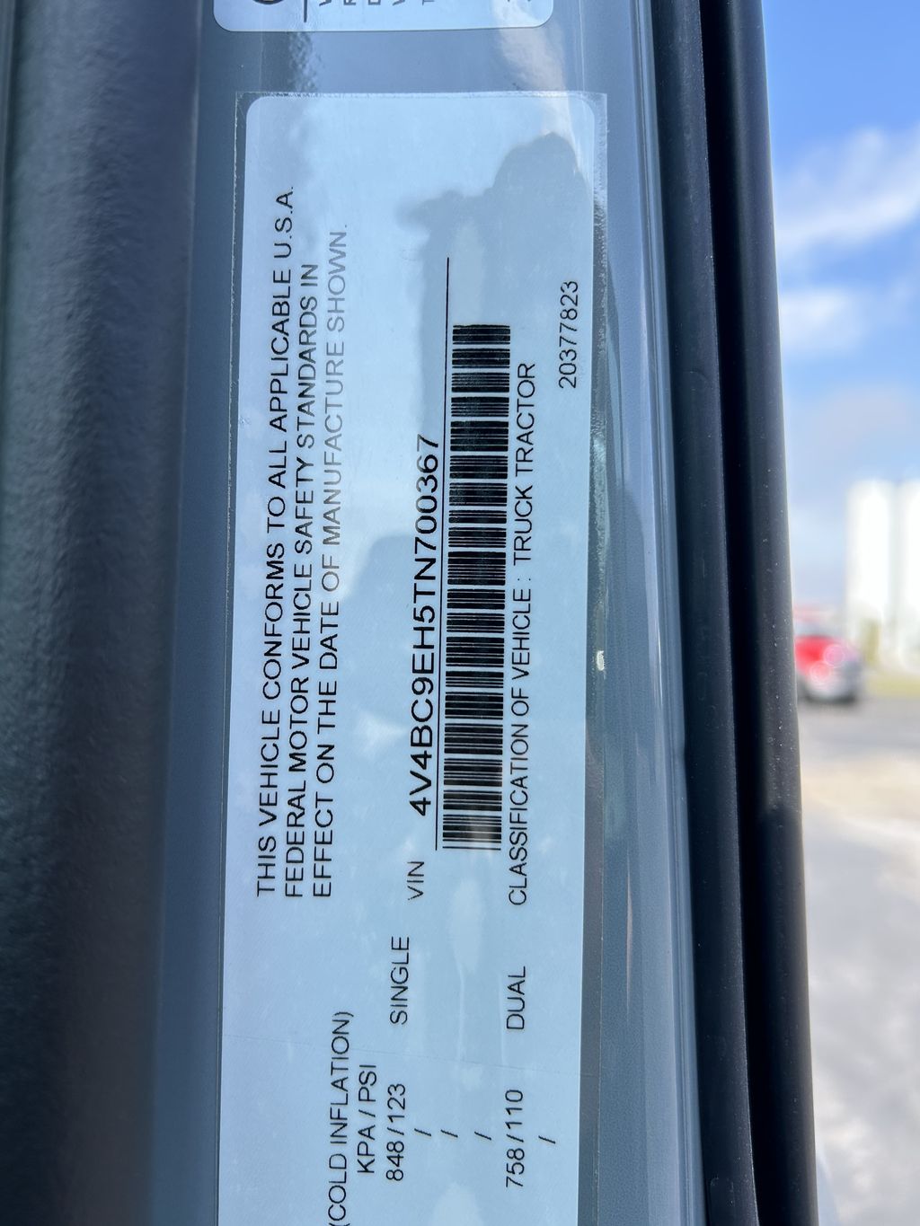 Slide images of 2026 VOLVO VNL64T860