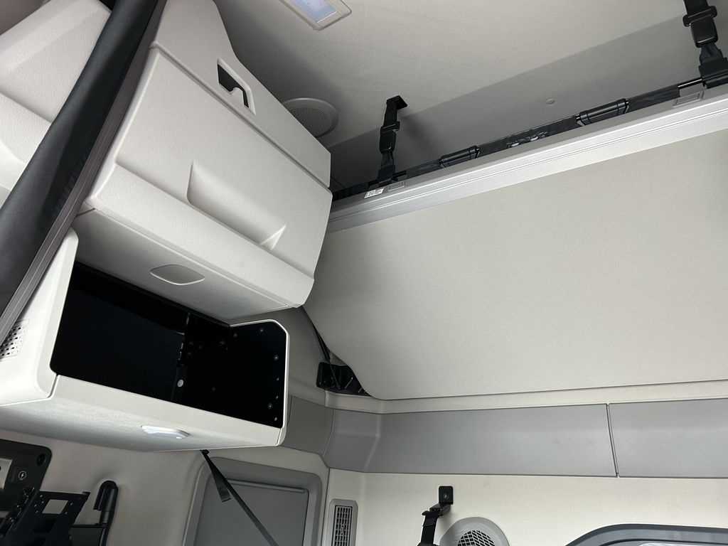 Slide images of 2026 VOLVO VNL64T860