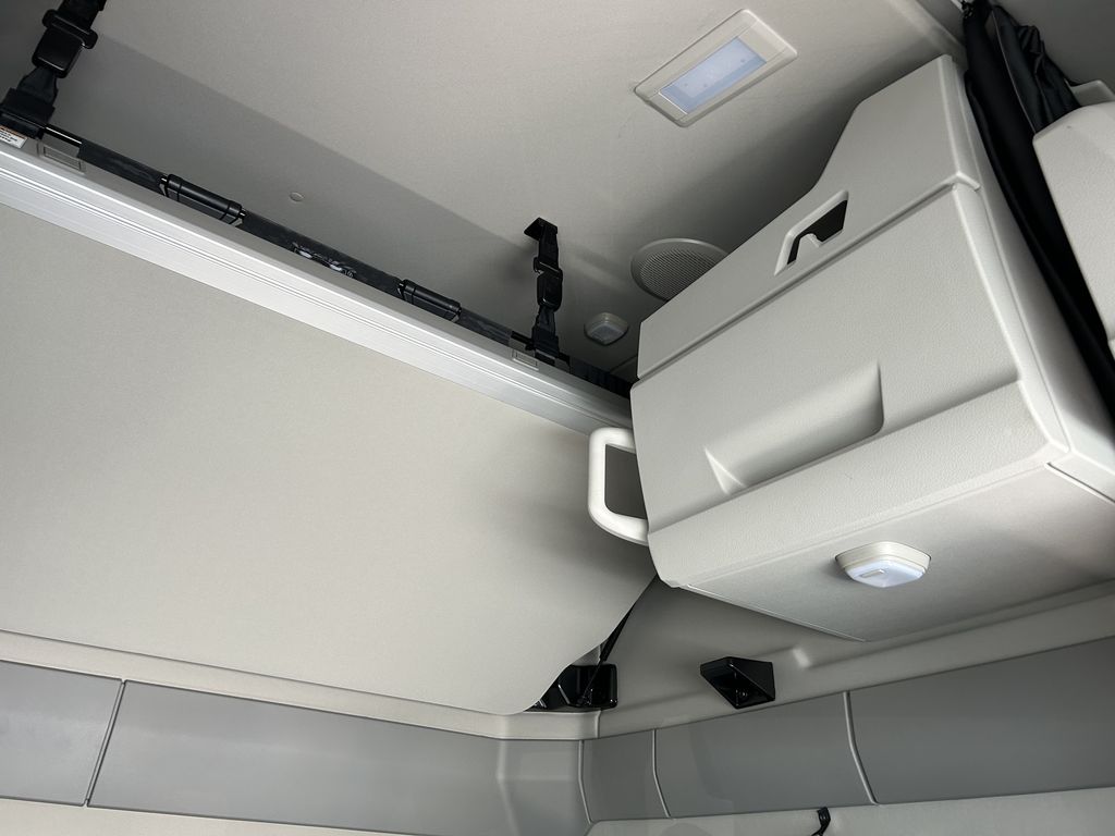 Slide images of 2026 VOLVO VNL64T860
