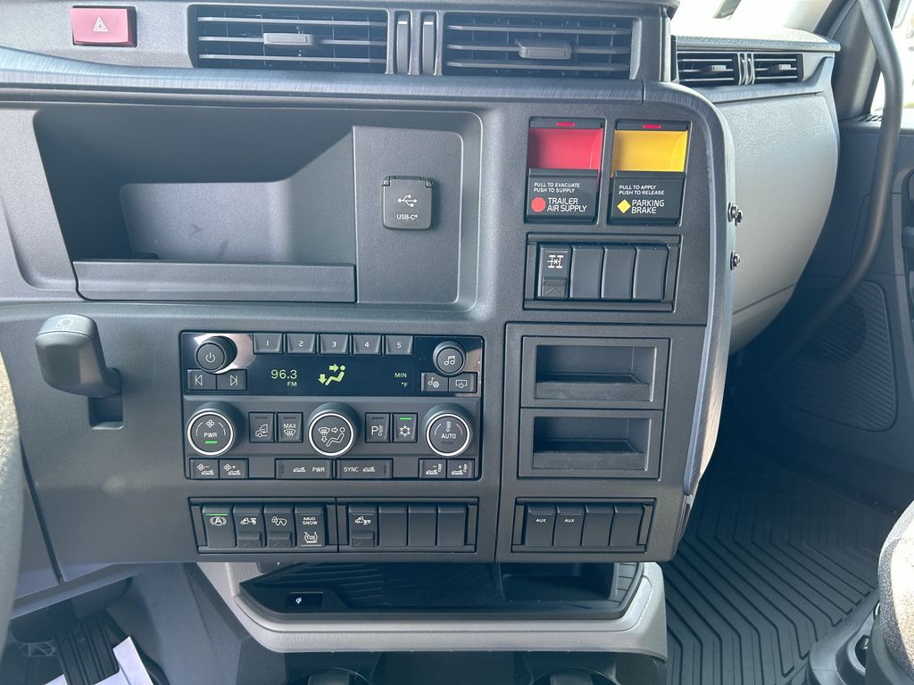 Slide images of 2026 VOLVO VNL64T860
