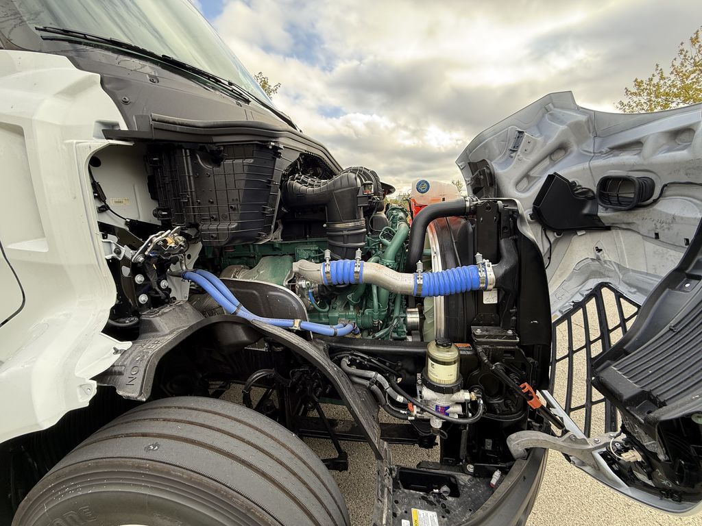 Slide images of 2025 VOLVO VNL64T860