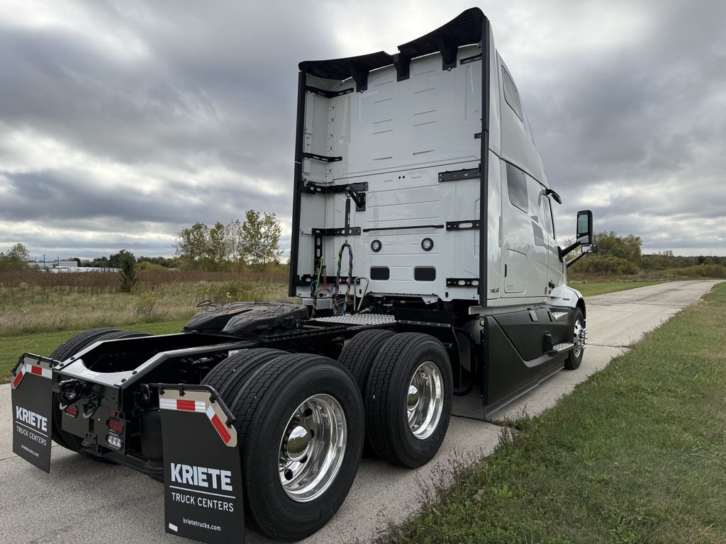 Slide images of 2025 VOLVO VNL64T860