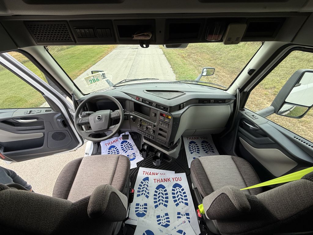 Slide images of 2025 VOLVO VNL64T860