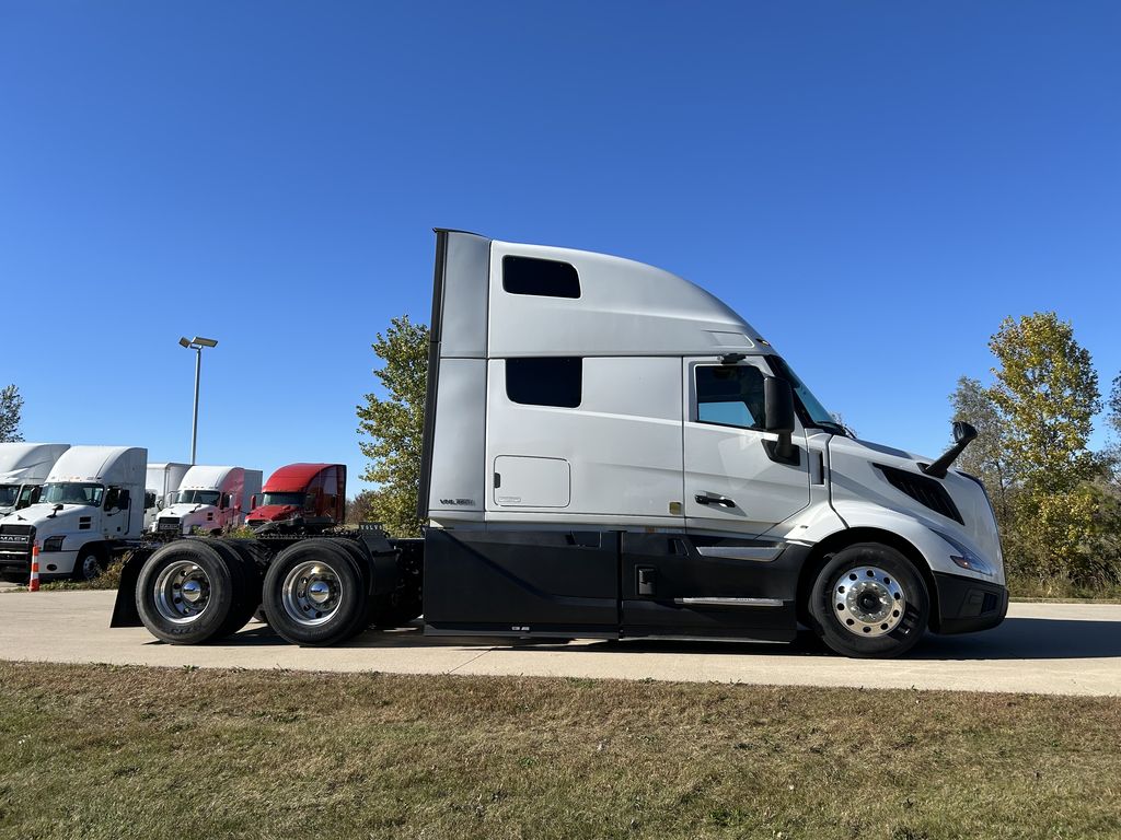 Slide images of 2025 VOLVO VNL64T860
