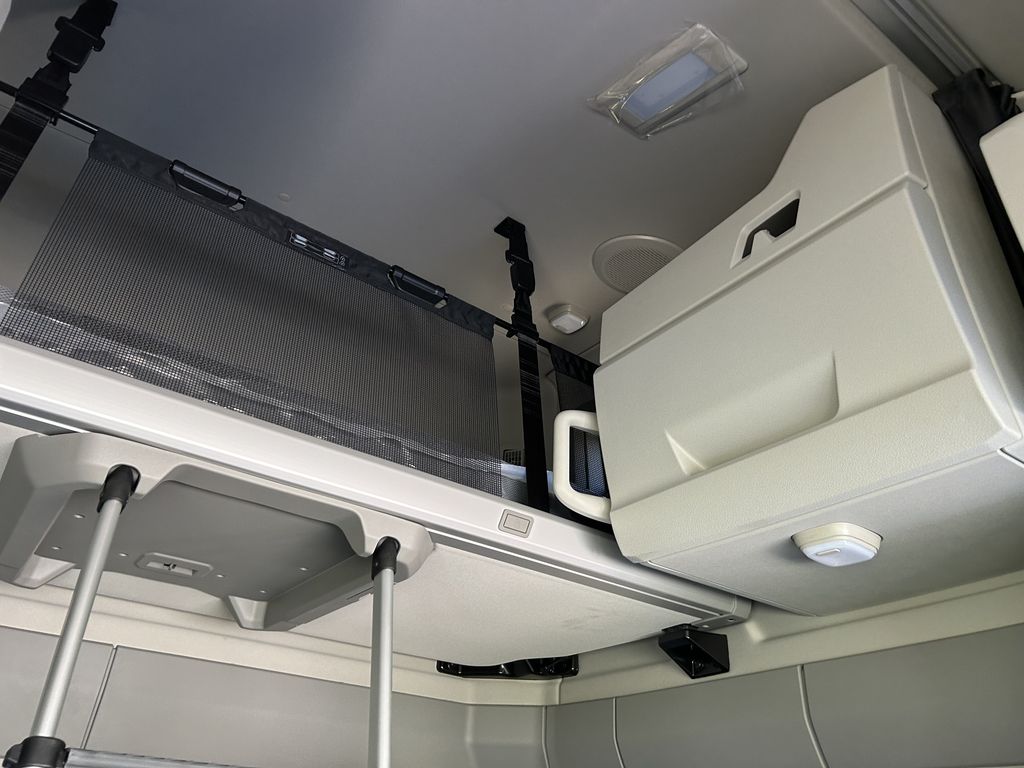 Slide images of 2025 VOLVO VNL64T860