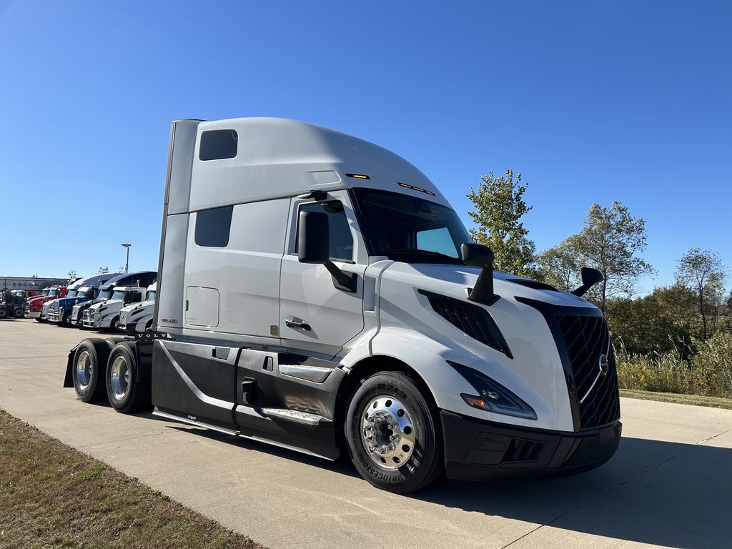 Slide images of 2025 VOLVO VNL64T860