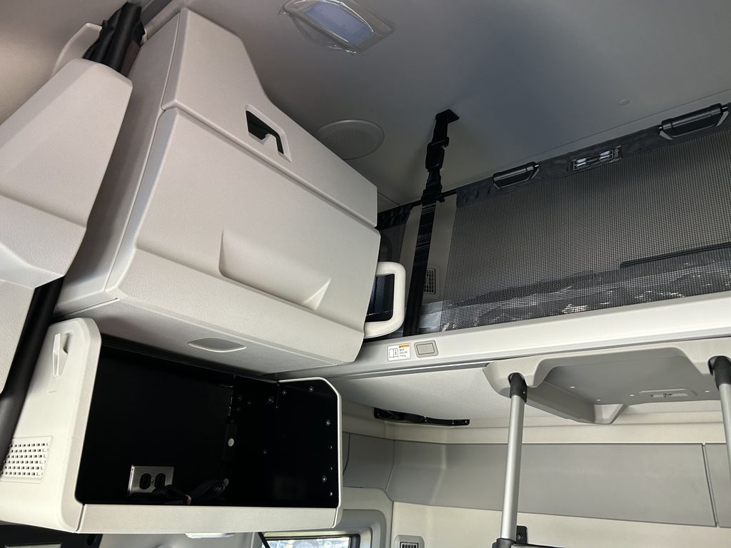 Slide images of 2025 VOLVO VNL64T860