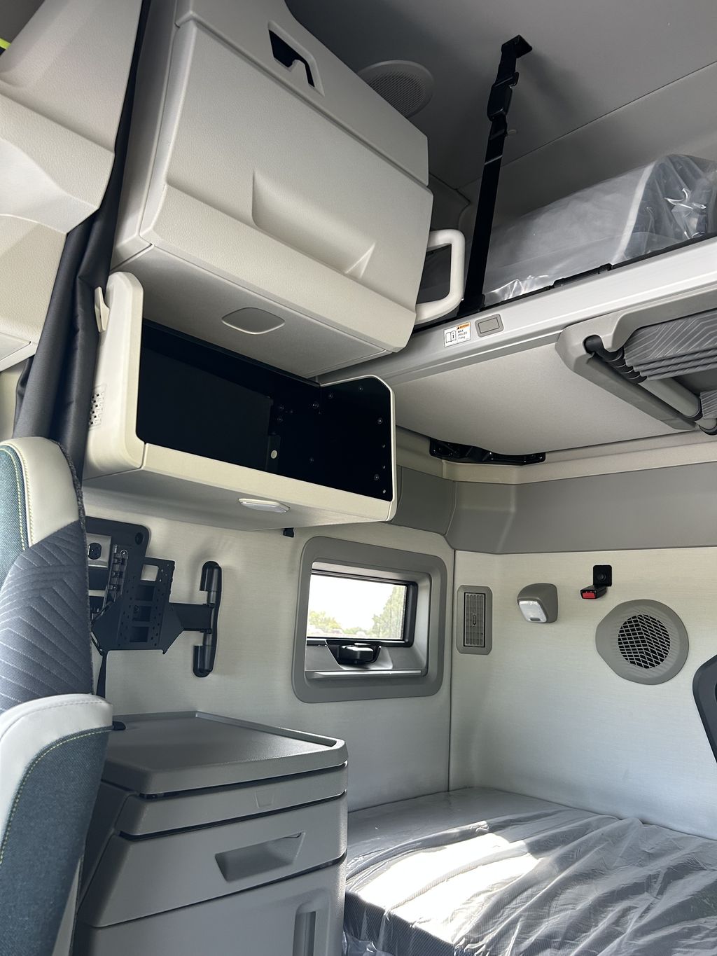 Slide images of 2025 VOLVO VNL64T860