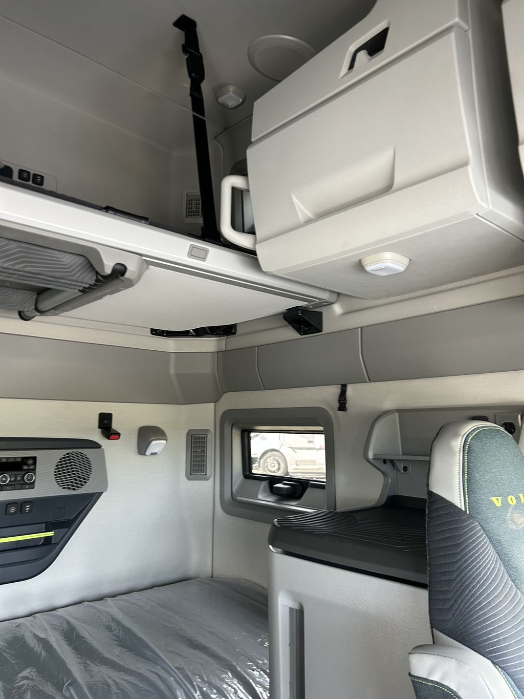 Slide images of 2025 VOLVO VNL64T860