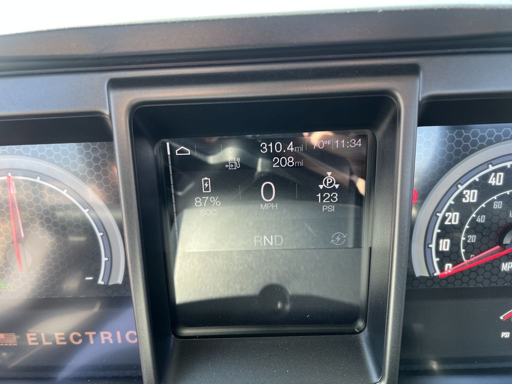 Slide images of 2024 MACK MDe642