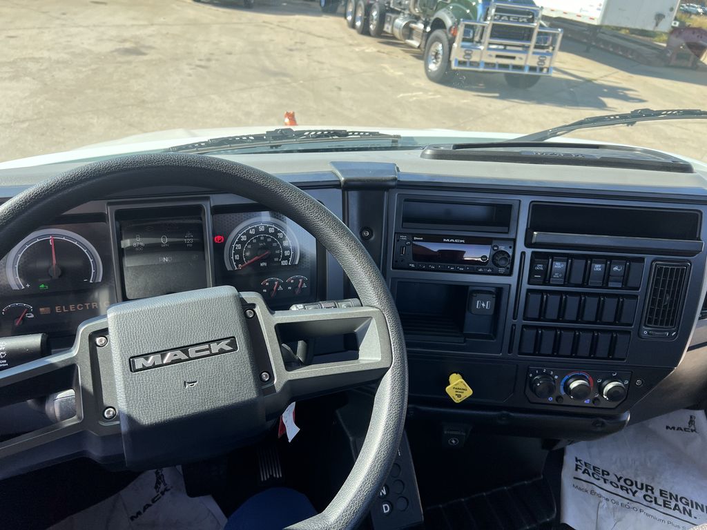 Slide images of 2024 MACK MDe642