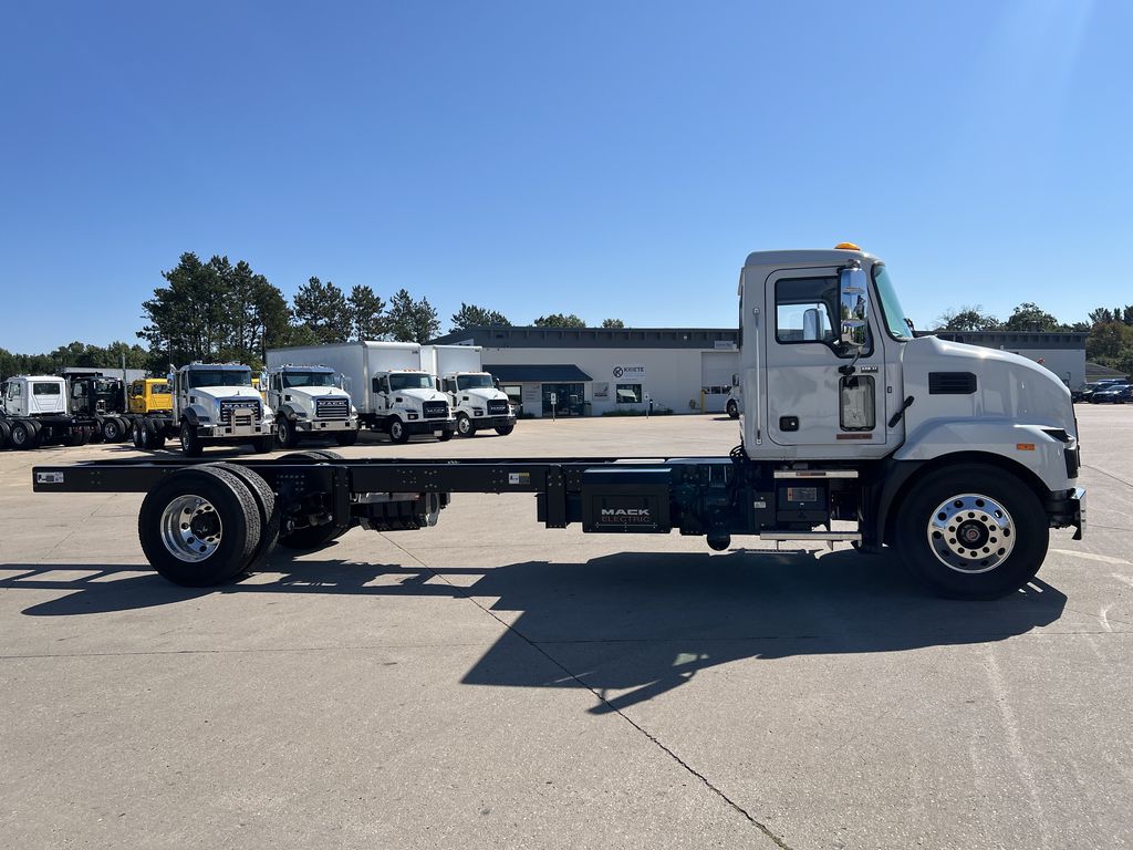 Slide images of 2024 MACK MDe642