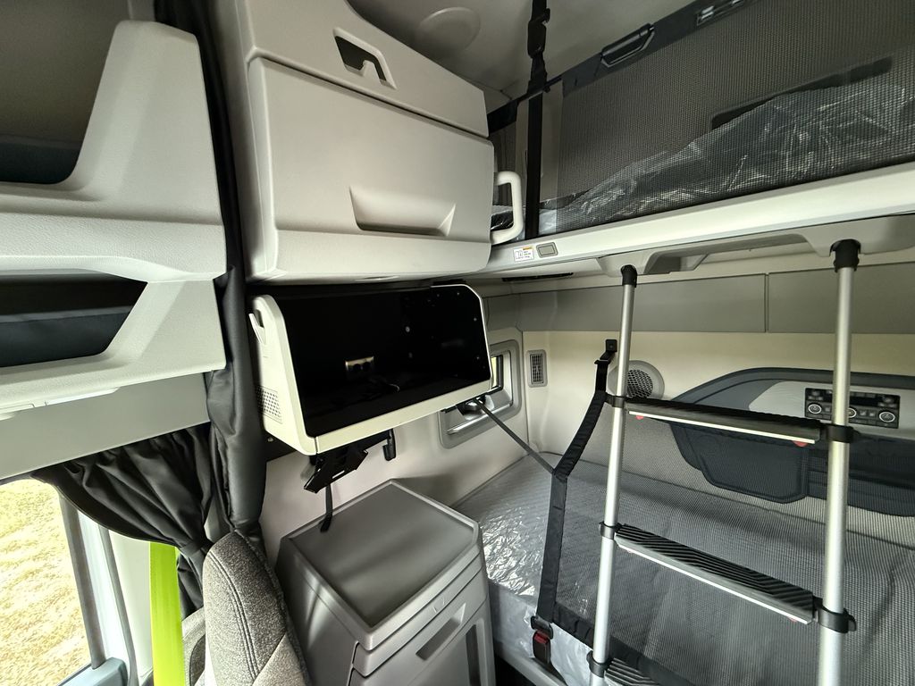 Slide images of 2025 VOLVO VNL64T860