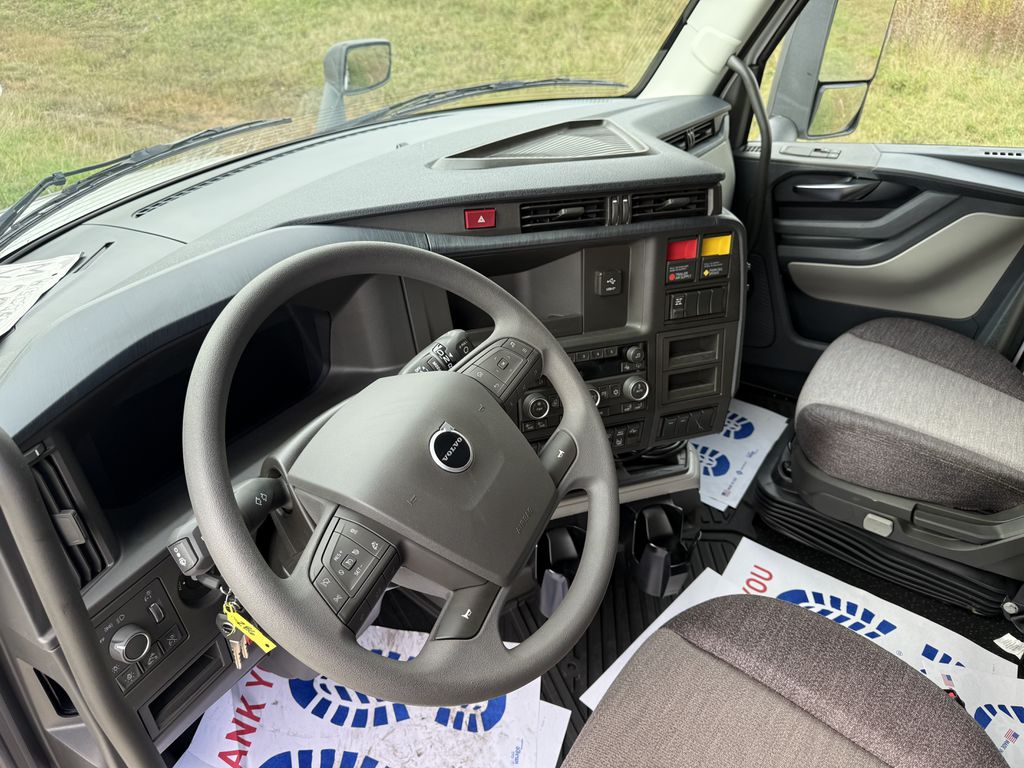 Slide images of 2025 VOLVO VNL64T860