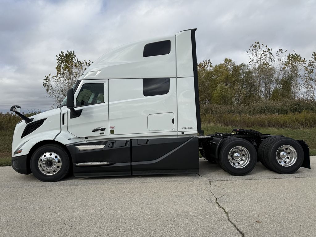 Slide images of 2025 VOLVO VNL64T860