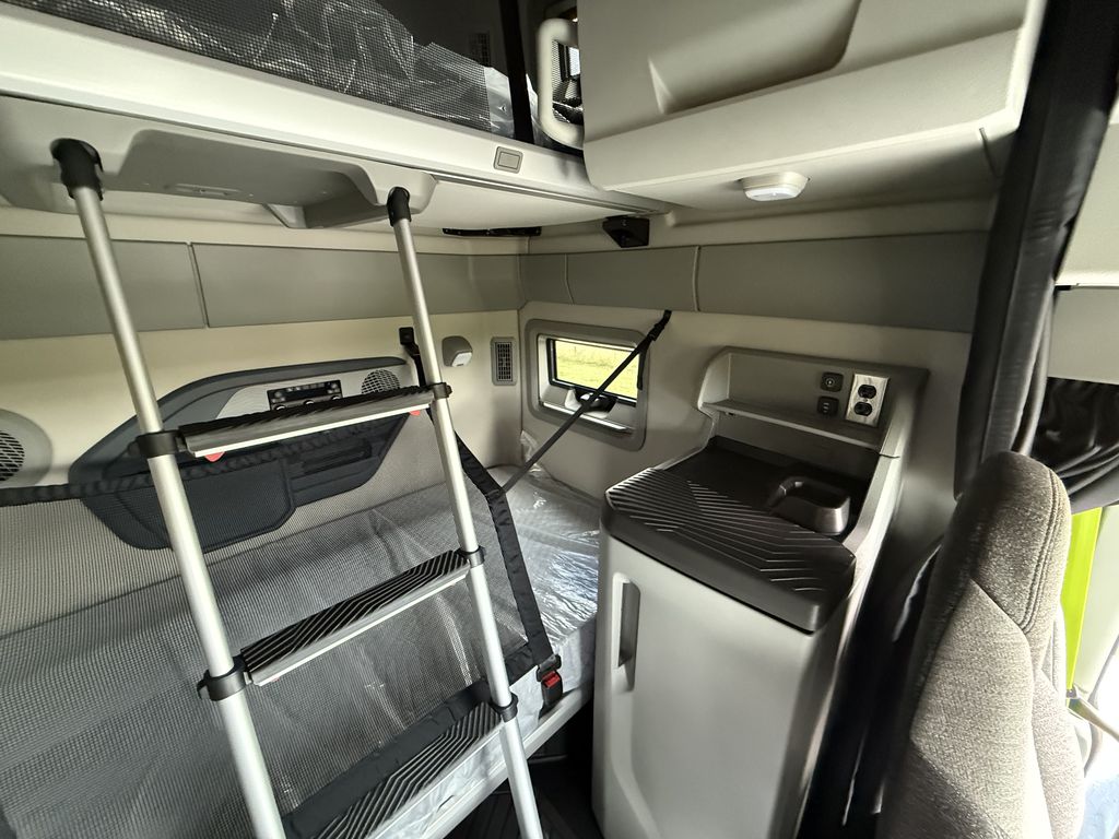 Slide images of 2025 VOLVO VNL64T860