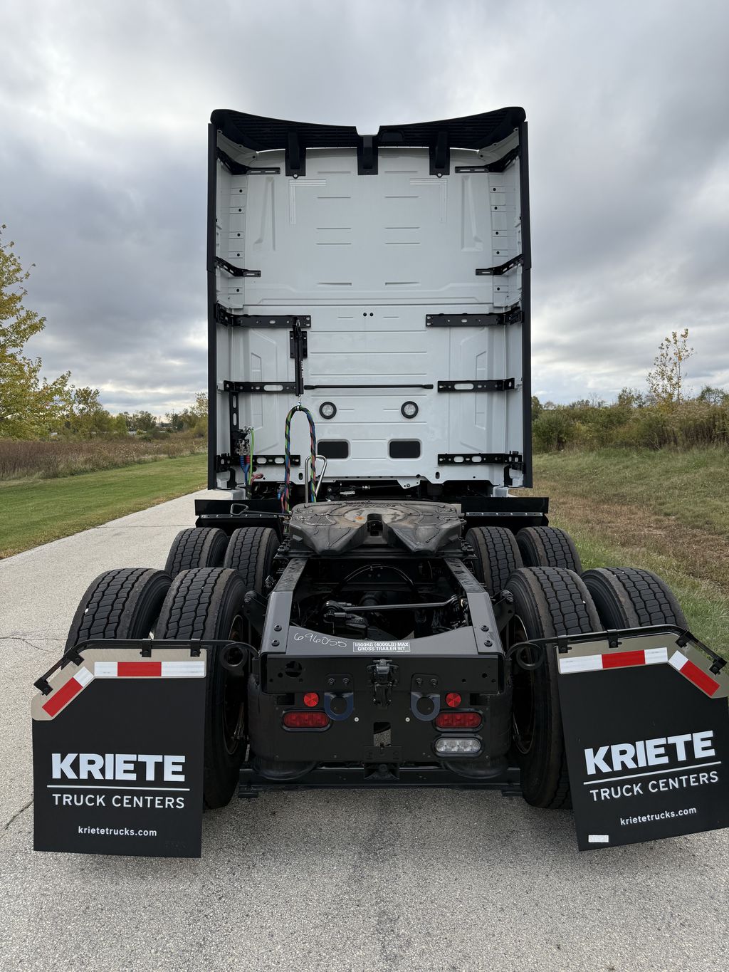 Slide images of 2025 VOLVO VNL64T860