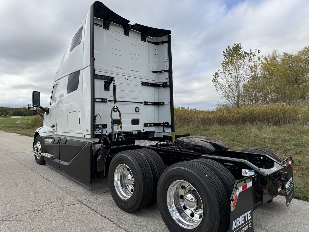 Slide images of 2025 VOLVO VNL64T860