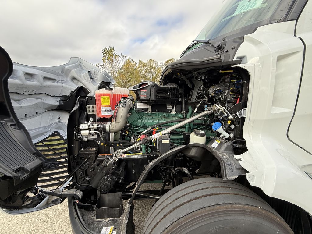 Slide images of 2025 VOLVO VNL64T860