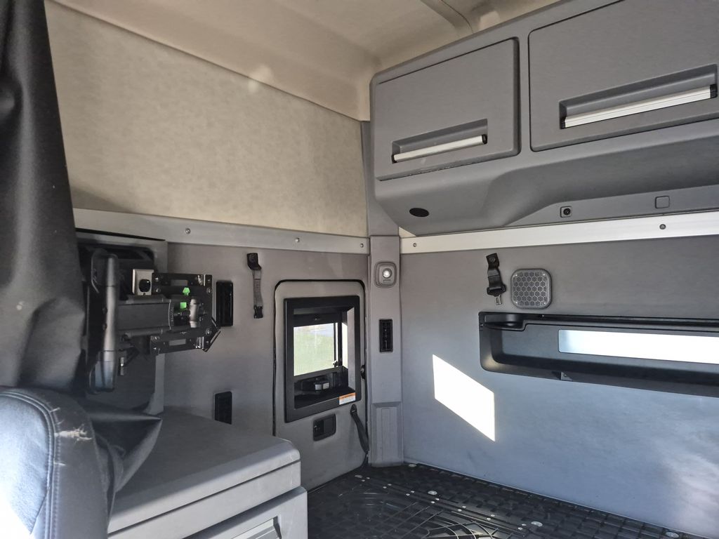 Slide images of 2021 MACK AN64T