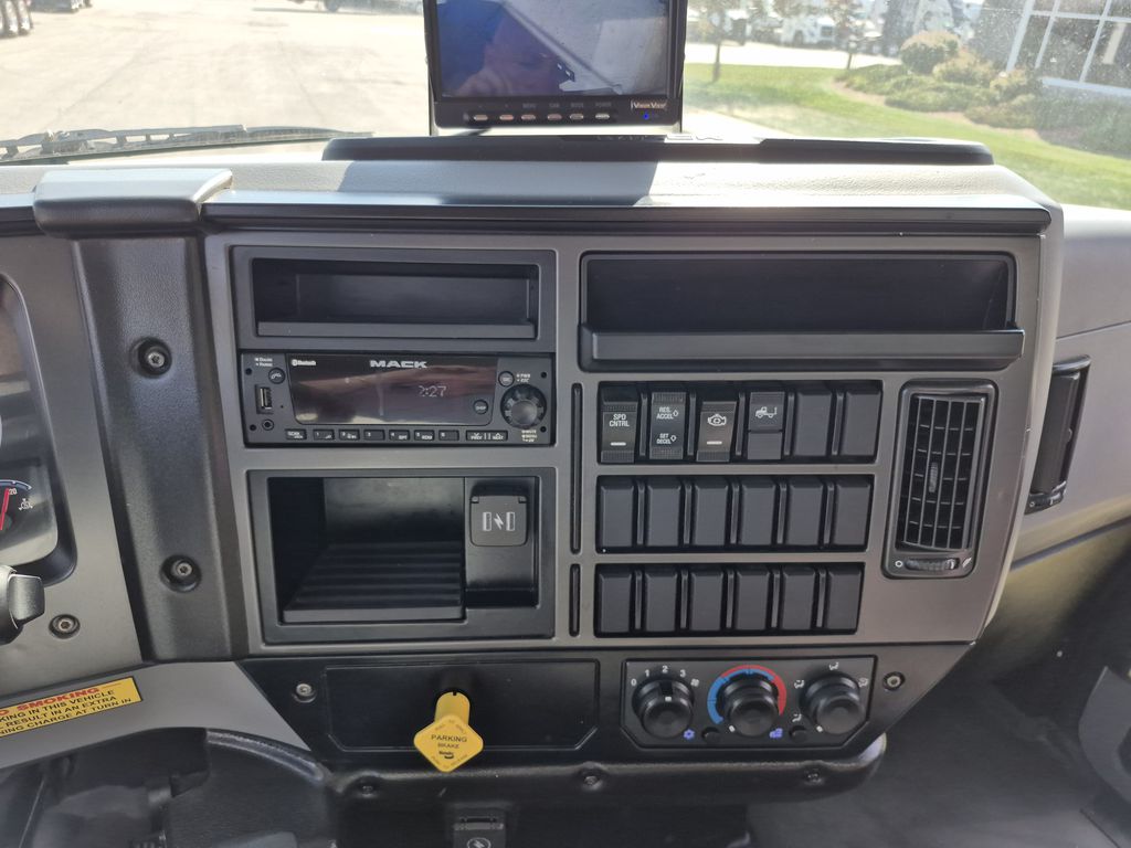 Slide images of 2022 MACK MD642
