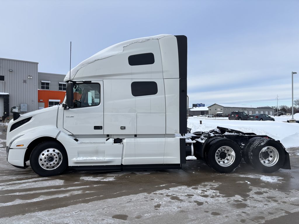 Slide images of 2023 VOLVO VNL64T760