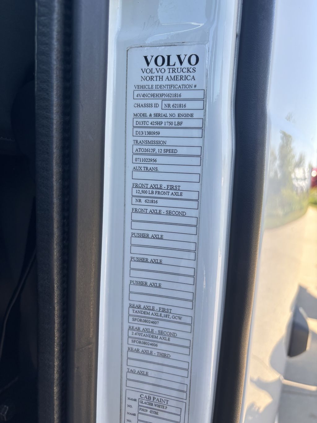 Slide images of 2023 VOLVO VNL64T760
