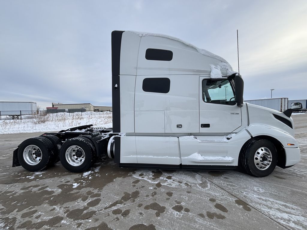 Slide images of 2023 VOLVO VNL64T760