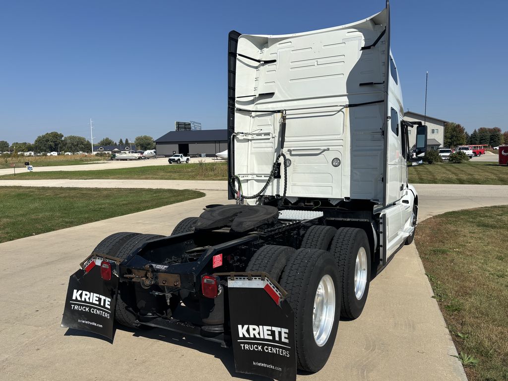 Slide images of 2023 VOLVO VNL64T760
