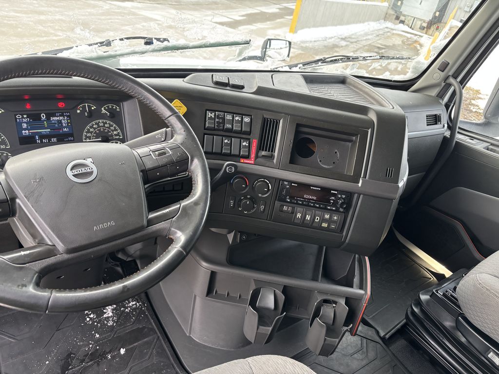 Slide images of 2023 VOLVO VNL64T760