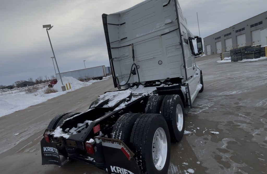 Slide images of 2023 VOLVO VNL64T760